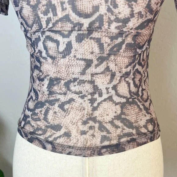 ✖️SOLD✖️•LNA• Snake Mesh High Neck Short Sleeve Cropped Semi Sheer Fitted Tee - Picture 8 of 11